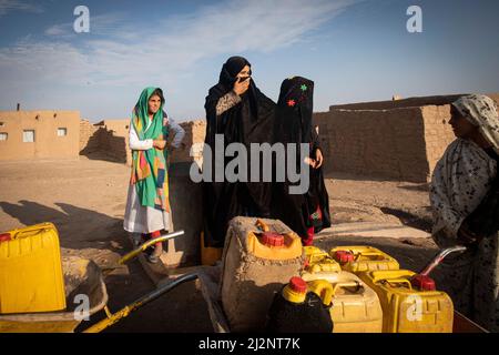 Afghanische Mädchen werden wegen Armut in Afghanistan im Sheidaee Camp in der Nähe von Herat, Afghanistan, verkauft. Stockfoto