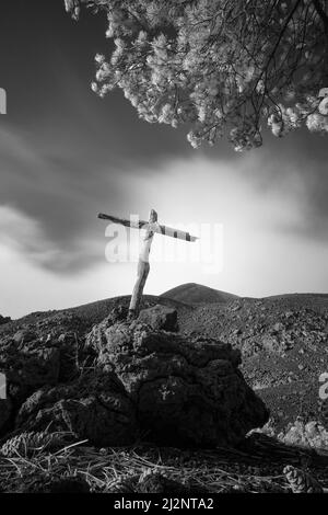 Holzkreuz der De Fiore Krater geboren am 1974 im Ätna Park, Sizilien Stockfoto