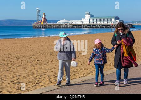 Bournemouth, Dorset, Großbritannien. 3.. April 2022. Wetter in Großbritannien: Nach einem kalten, frostigen Start in den Tag ist es am Strand von Bournemouth sonnig mit blauem Himmel, wenn die Besucher an die Küste fahren, um die Sonne zu genießen. Quelle: Carolyn Jenkins/Alamy Live News
