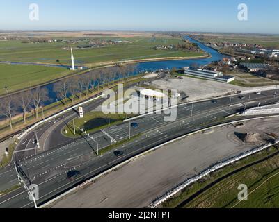 Amsterdam, 27. von Fabriary 2022, Niederlande. Diesel- und Gaskraftwerk mit Rohbenzin. Entlang einer Straße mit Verkehr. Auftanken von Erdöl Stockfoto