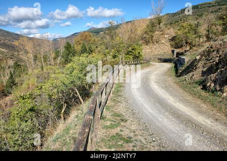 Gewundener Weg unter blauem Himmel mit Wolken im Nebrodi Park, Sizilien Stockfoto