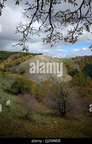 Felshügel Blick Herbstfarbe in Nebrodi Park - Sizilien Stockfoto