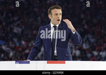 Paris La Défense Arena, Frankreich. 02. April 2022. Emmanuel Macron, Kandidat der Republik für seine eigene Nachfolge, spricht Stockfoto