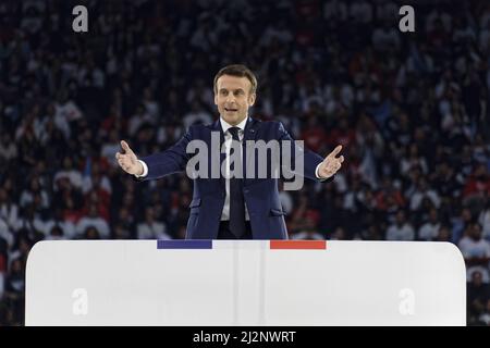 Paris La Défense Arena, Frankreich. 02. April 2022. Emmanuel Macron, Kandidat der Republik für seine eigene Nachfolge, spricht Stockfoto