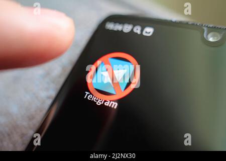 Ein durchgestrichenes Symbol auf einem schwarzen Smartphone-Bildschirm. Das Konzept, das Anwendtelegramm zu verbieten. 1. April 2022. Barnaul. Russland Stockfoto