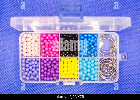 Container Organizer mit Zellen kleine Gegenstände für die Handarbeiten von Frauen und Kreativität. Stockfoto