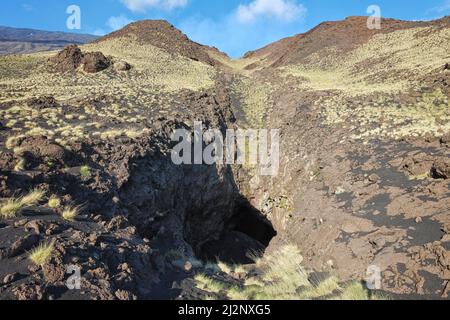 Etna Park Höhle von Archi und Lavakanal einer der eruptiven Mündungen auf 1605, Sizilien Stockfoto