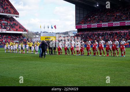 LUIK, BELGIEN - 3. APRIL: Spieler beider Teams vor dem Jupiler Pro League-Spiel zwischen Standard Liège und Royale Union Saint-Gilloise am 3. April 2022 im Maurice Dufrasnestadion in Luik, Belgien (Foto: Jeroen Meuwsen/Orange Picches) Stockfoto