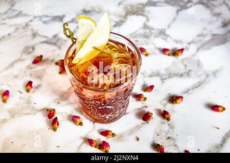 Cocktail mit Cognac in einem Glas alter Mode an der Bar. Stockfoto