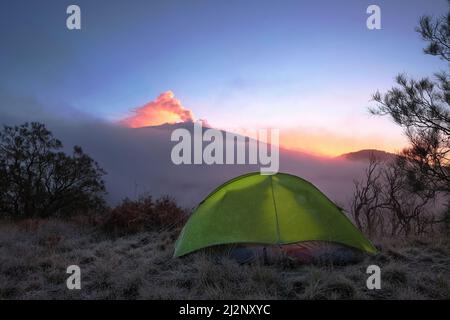 Zelt bei Sonnenaufgang und Morgenfrost während eines Ätna-Ausbruchs in Sizilien, Italien Stockfoto