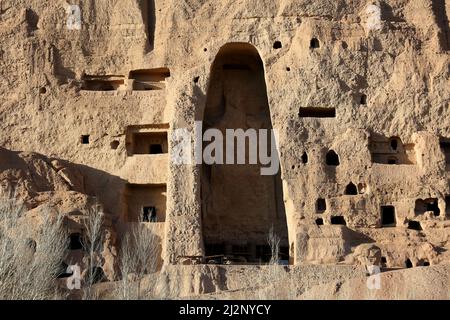 (220403) -- BAMIYAN, 3. April 2022 (Xinhua) -- das Foto vom 16. März 2022 zeigt die Stelle der Bamiyan Buddha Statue in Bamiyan, Zentralafghan. ZUM ARTIKEL „Feature: Afghanen wollen riesige Buddha-Statuen in Bamiyan restaurieren sehen“ (Foto: Saifurahman Safi/Xinhua) Stockfoto