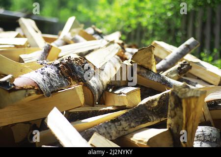 Brennholz in einer Palette gehacktes Brennholz liegt auf dem Boden. Holzhintergrund. Stockfoto
