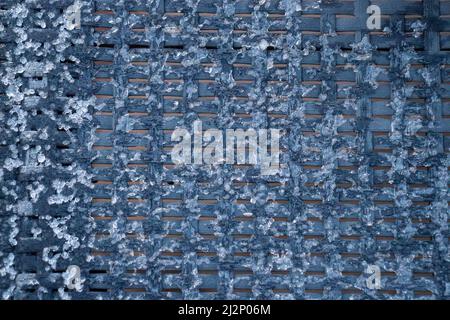 Nahaufnahme von Frost-/Eis-/Hagelsteinen auf Gartenmöbeln Stockfoto