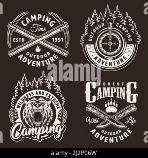 Monochrome Camping-Logos mit Navigationskompass wütend Bär Kopf gekreuzt Spitzhacken und Messer im Vintage-Stil isoliert Vektor-Illustration Stock Vektor