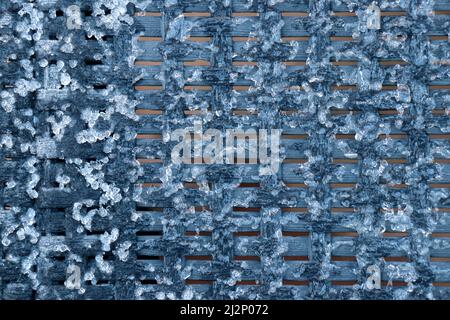 Nahaufnahme von Frost-/Eis-/Hagelsteinen auf Gartenmöbeln Stockfoto