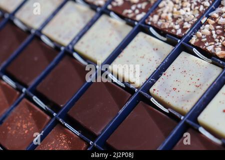 Leckere Schokolade in einer Schachtel / Schokoladenauswahl Stockfoto