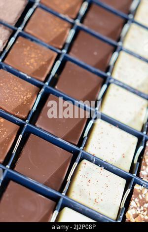 Leckere Schokolade in einer Schachtel / Schokoladenauswahl Stockfoto