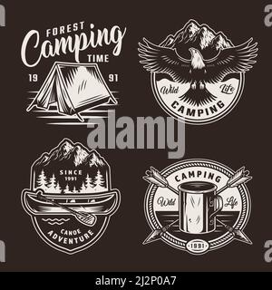 Vintage Sommer Abenteuer Abzeichen mit Zelt fliegen Adler Berge Kanu Mit gekreuzten Pfeilen aus Metallbecher isolierte Vektorgrafik Stock Vektor
