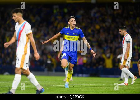 Buenos Aires, Argentinien. 02. April 2022. Luis Vazquez von Boca Juniors feiert während des Spiels zwischen Boca Juniors und Arsenal im Rahmen der Copa de la Liga 2022 im Estadio Alberto J. Armando (Endstand; Boca Juniors 2:2 Arsenal). (Foto: Manuel Cortina/SOPA Images/Sipa USA) Quelle: SIPA USA/Alamy Live News Stockfoto