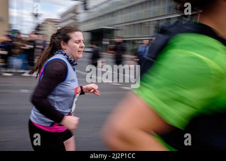 Berlin, Deutschland. 03. April 2022. Deutschland, Berlin, 03. April 2022: Die Teilnehmer des Berliner Halbmarathons sind beim Laufen zu sehen: Mehr als 33.000 Läufer aus 121 Nationen hatten sich für Deutschlands größten Halbmarathon-Wettbewerb angemeldet. (Foto: Jan Scheunert/Sipa USA) Quelle: SIPA USA/Alamy Live News Stockfoto