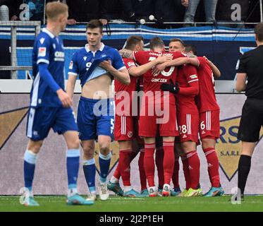 Karlsruhe, Deutschland. 03. April 2022. Fußball: 2. Bundesliga, Karlsruher SC - Fortuna Düsseldorf, Matchday 28, im BBBank Wildpark. Das Düsseldorfer Team feiert das Tor auf 0:2 Uhr. Kredit: Uli Deck/dpa - WICHTIGER HINWEIS: Gemäß den Anforderungen der DFL Deutsche Fußball Liga und des DFB Deutscher Fußball-Bund ist es untersagt, im Stadion und/oder vom Spiel aufgenommene Fotos in Form von Sequenzbildern und/oder videoähnlichen Fotoserien zu verwenden oder zu verwenden./dpa/Alamy Live News Stockfoto