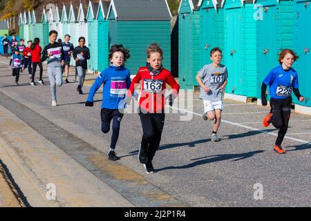 Bournemouth, Dorset, Großbritannien. 3.. April 2022. Die Läufer nehmen am Bournemouth Bay Run Teil, der die Möglichkeit bietet, einen Halbmarathon, einen 10k-Lauf, einen 5k-Lauf und einen 1k-Kids-Fun-Lauf entlang der Küste von Bournemouth zu Unternehmen. Die Teilnehmer erhalten einen fantastischen Blick entlang der Küste, während sie sich an der Beschaffung lebenswichtiger Mittel für die britische Herzstiftung zur Bekämpfung von Herzerkrankungen beteiligen. Ein trockener, sonniger Tag nach einem kalten, frostigen Start. Quelle: Carolyn Jenkins/Alamy Live News