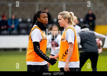 Dartford, Großbritannien. 03. April 2022. Elisha Sulola (11 Charlton) und Lois Heuchan (25 Charlton) schütteln sich die Hände während des FA Womens Championship-Spiels zwischen London City Lionesses und Durham im Princes Park in Dartford, England. Sam Mallia/SPP Credit: SPP Sport Press Photo. /Alamy Live News Stockfoto