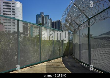 Hongkong, China. 03. April 2022. Gebäude in Shenzhen werden durch den Grenzzaun bei Heung Yuen Wai in Hongkong gesehen. An der Grenze zwischen Hongkong und Shenzhen gelegen, ist Hung Yuen Wai einer der Orte, an dem Familien, die aufgrund von Reisebeschränkungen zwischen Covid-19 und der Grenze getrennt sind, einander sehen können. Kredit: SOPA Images Limited/Alamy Live Nachrichten Stockfoto