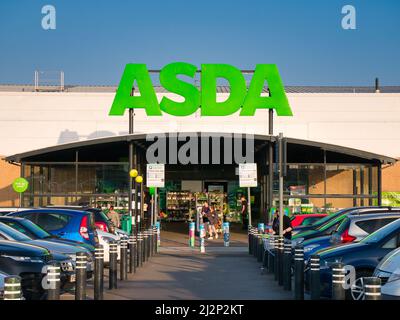 Der Parkplatz und die Fassade des A-Ladens der britischen ASDA-Supermarktkette, gelegen in einem Wohngebiet im Norden Englands. Stockfoto