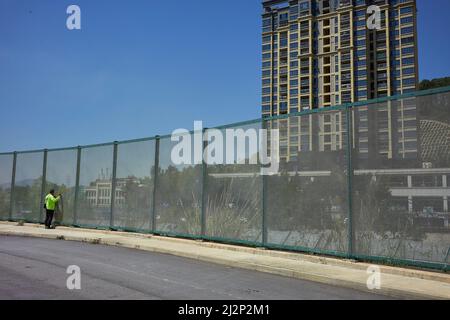 Hongkong, China. 03. April 2022. Ein Mann spricht, während er seine Verwandten durch ein Fernglas in Shenzhen über den Grenzzaun bei Heung Yuen Wai in Hongkong beobachtet. An der Grenze zwischen Hongkong und Shenzhen gelegen, ist Hung Yuen Wai einer der Orte, an dem Familien, die aufgrund von Reisebeschränkungen zwischen Covid-19 und der Grenze getrennt sind, einander sehen können. Kredit: SOPA Images Limited/Alamy Live Nachrichten Stockfoto