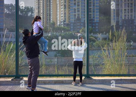 Hongkong, China. 03. April 2022. Eine Familie spricht mit ihren Verwandten in Shenzhen durch den Grenzzaun bei Heung Yuen Wai in Hongkong. An der Grenze zwischen Hongkong und Shenzhen gelegen, ist Hung Yuen Wai einer der Orte, an dem Familien, die aufgrund von Reisebeschränkungen zwischen Covid-19 und der Grenze getrennt sind, einander sehen können. Kredit: SOPA Images Limited/Alamy Live Nachrichten Stockfoto