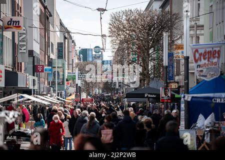 Gelsenkirchen, Deutschland. 03. April 2022. An einem Sonntag, an dem die Verkaufsstellen geöffnet sind, laufen zahlreiche Menschen durch das Stadtzentrum. Nach knapp zwei Jahren ist in weiten Teilen Deutschlands die Pflicht zum Tragen einer Maske im Einzelhandel aufgehoben. Quelle: Fabian Strauch/dpa/Alamy Live News Stockfoto