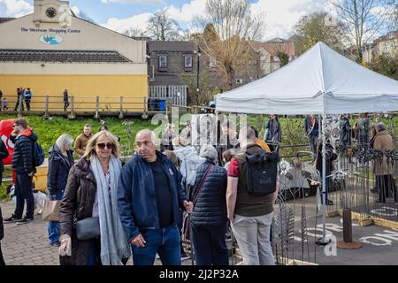 Menschenmassen besuchen den Frome Sunday Market an einem sonnigen Tag in Frome, Somerset, Großbritannien, am 3. April 2022 Stockfoto