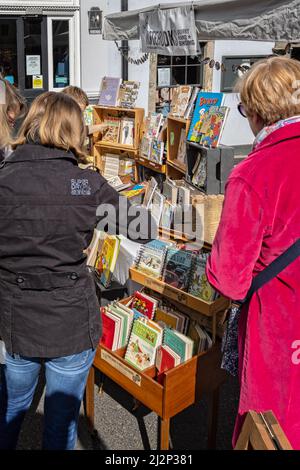 An einem sonnigen Tag am 3. April 2022 in Frome, Somerset, Großbritannien, steht ein Bücherstand für Kinder im Vintage-Stil auf dem Frome Sunday Market Stockfoto