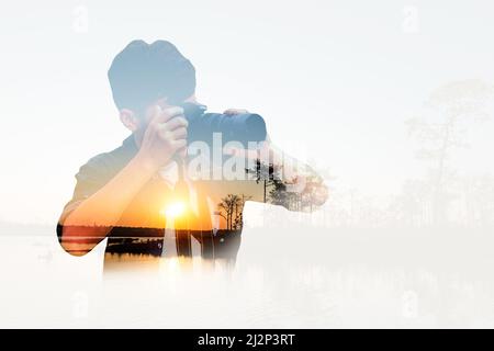 Doppelbelichtung Porträt des Fotografen mit DSLR-Kamera nehmen Foto schöne Natur Landschaft. Stockfoto