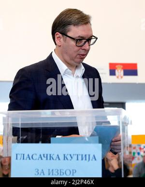 (220403) -- BELGRAD, 3. April 2022 (Xinhua) -- der serbische Präsident Aleksandar Vucic gibt am 3. April 2022 in einem Wahllokal in Belgrad seine Stimme ab. Am Sonntag von 7 bis 8 Uhr (0500-1800 Uhr GMT) gaben rund 6,5 Millionen registrierte Wähler bei 8.255 Wahllokalen in Serbien und im Ausland ihre Stimme ab und wählten aus acht Präsidentschaftskandidaten und 19 politischen Parteien oder Koalitionen für das parlament. Darüber hinaus stimmen die Menschen für die Führung der Hauptstadt Belgrad, der Stadt Bor und 12 weiteren Gemeinden. (Foto b Stockfoto