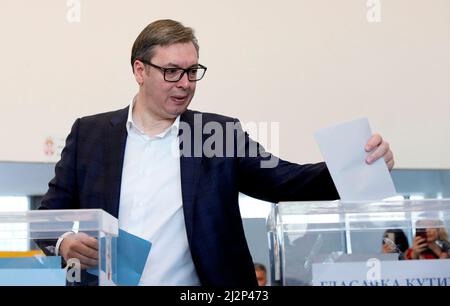 (220403) -- BELGRAD, 3. April 2022 (Xinhua) -- der serbische Präsident Aleksandar Vucic gibt am 3. April 2022 in einem Wahllokal in Belgrad seine Stimme ab. Am Sonntag von 7 bis 8 Uhr (0500-1800 Uhr GMT) gaben rund 6,5 Millionen registrierte Wähler bei 8.255 Wahllokalen in Serbien und im Ausland ihre Stimme ab und wählten aus acht Präsidentschaftskandidaten und 19 politischen Parteien oder Koalitionen für das parlament. Darüber hinaus stimmen die Menschen für die Führung der Hauptstadt Belgrad, der Stadt Bor und 12 weiteren Gemeinden. (Foto b Stockfoto