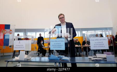 (220403) -- BELGRAD, 3. April 2022 (Xinhua) -- der serbische Präsident Aleksandar Vucic gibt am 3. April 2022 in einem Wahllokal in Belgrad seine Stimme ab. Am Sonntag von 7 bis 8 Uhr (0500-1800 Uhr GMT) gaben rund 6,5 Millionen registrierte Wähler bei 8.255 Wahllokalen in Serbien und im Ausland ihre Stimme ab und wählten aus acht Präsidentschaftskandidaten und 19 politischen Parteien oder Koalitionen für das parlament. Darüber hinaus stimmen die Menschen für die Führung der Hauptstadt Belgrad, der Stadt Bor und 12 weiteren Gemeinden. (Foto b Stockfoto