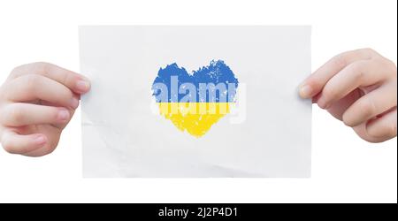 Hand hält Papier mit Herz geformt mit Nationalflagge der Ukraine. Clipping Pfad. Stockfoto