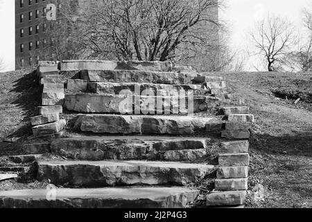 Das zufällige Muster von alten Kalksteintreppen im Park in Schwarz und Weiß. Stockfoto