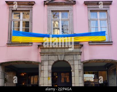 Ukrainische Flagge auf einem Gebäude in der Düsseldorfer Altstadt. Stockfoto