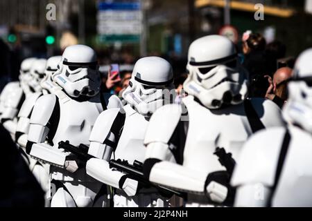 Madrid, Spanien. 25.. Mai 2021. Menschen, die als Mitglieder der Legion 501. gekleidet waren, marschierten während einer Star Wars Parade im Madrider Viertel Aluche. Fast 300 Menschen haben als Figuren aus der Star Wars-Saga in Kostümen durch die Straßen geparaden. Quelle: Marcos del Mazo/Alamy Live News Stockfoto