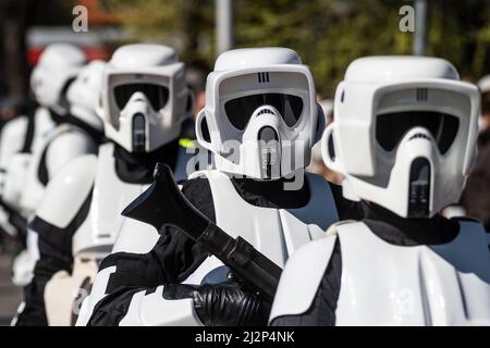 Madrid, Spanien. 03. April 2022. Als Scout Troopers gekleidete Menschen marschieren während einer Star Wars Parade im Madrider Viertel Aluche. Fast 300 Menschen haben als Figuren aus der Star Wars-Saga in Kostümen durch die Straßen geparaden. Quelle: Marcos del Mazo/Alamy Live News Stockfoto