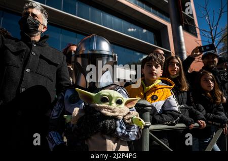 Madrid, Spanien. 03. April 2022. Star war-Fan, der als Mandalorianer mit Grogu verkleidet ist, wird während einer Star Wars Parade im Madrider Aluche-Viertel gesehen. Fast 300 Menschen haben als Figuren aus der Star Wars-Saga in Kostümen durch die Straßen geparaden. Quelle: Marcos del Mazo/Alamy Live News Stockfoto