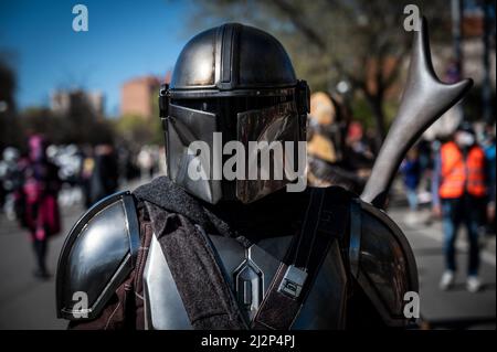 Madrid, Spanien. 03. April 2022. Ein Mann, der als Mandalorianer gekleidet ist, wird während einer Star Wars Parade im Madrider Aluche-Viertel marschiert sehen. Fast 300 Menschen haben als Figuren aus der Star Wars-Saga in Kostümen durch die Straßen geparaden. Quelle: Marcos del Mazo/Alamy Live News Stockfoto