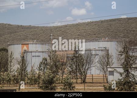 Nakuru, Kenia. 02. April 2022. Gesamtansicht eines Öldepots. Kenia ist von einem großen Ölmangel heimgesucht worden, mit langen Warteschlangen von Autofahrern, die darauf warten, in einigen Tankstellen bedient zu werden, die noch immer das notwendige gut haben. Kenya Energy and Petroleum Regulatory (EPRA) führte den Mangel auf beispiellose logistische Herausforderungen zurück. Die globalen Ölpreise sind nach dem Krieg zwischen Russland und der Ukraine, der den Preis auf ein 14-jähriges hoch getrieben hat, beeinflusst worden. (Foto von James Wakibia/SOPA Images/Sipa USA) Quelle: SIPA USA/Alamy Live News Stockfoto