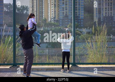 Hongkong, China. 03. April 2022. Eine Familie spricht mit ihren Verwandten in Shenzhen durch den Grenzzaun bei Heung Yuen Wai in Hongkong. An der Grenze zwischen Hongkong und Shenzhen gelegen, ist Hung Yuen Wai einer der Orte, an dem Familien, die aufgrund von Reisebeschränkungen zwischen Covid-19 und der Grenze getrennt sind, einander sehen können. (Foto von Emmanuel Serna/SOPA Images/Sipa USA) Quelle: SIPA USA/Alamy Live News Stockfoto