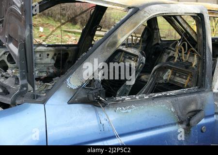 Luftangriff auf Zivilbevölkerung, Auto zerstört, Ukraine-Krieg Stockfoto