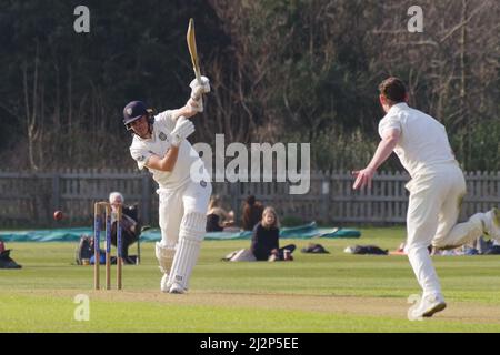 Durham, England, 23. März 2022. Paul Coughlin hat sich in einem Vorsaison-Spiel auf dem Pferderennbahn-Gelände für Durham Cricket gegen Durham UCCE eingesetzt. Quelle: Colin Edwards Stockfoto