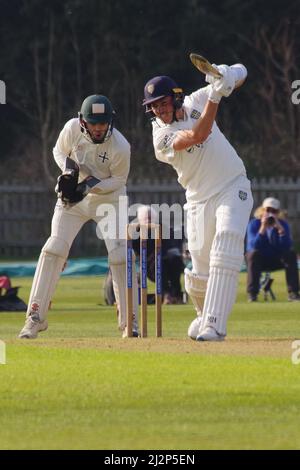 Durham, England, 23. März 2022. Paul Coughlin hat sich in einem Vorsaison-Spiel auf dem Pferderennbahn-Gelände für Durham Cricket gegen Durham UCCE eingesetzt. Quelle: Colin Edwards Stockfoto